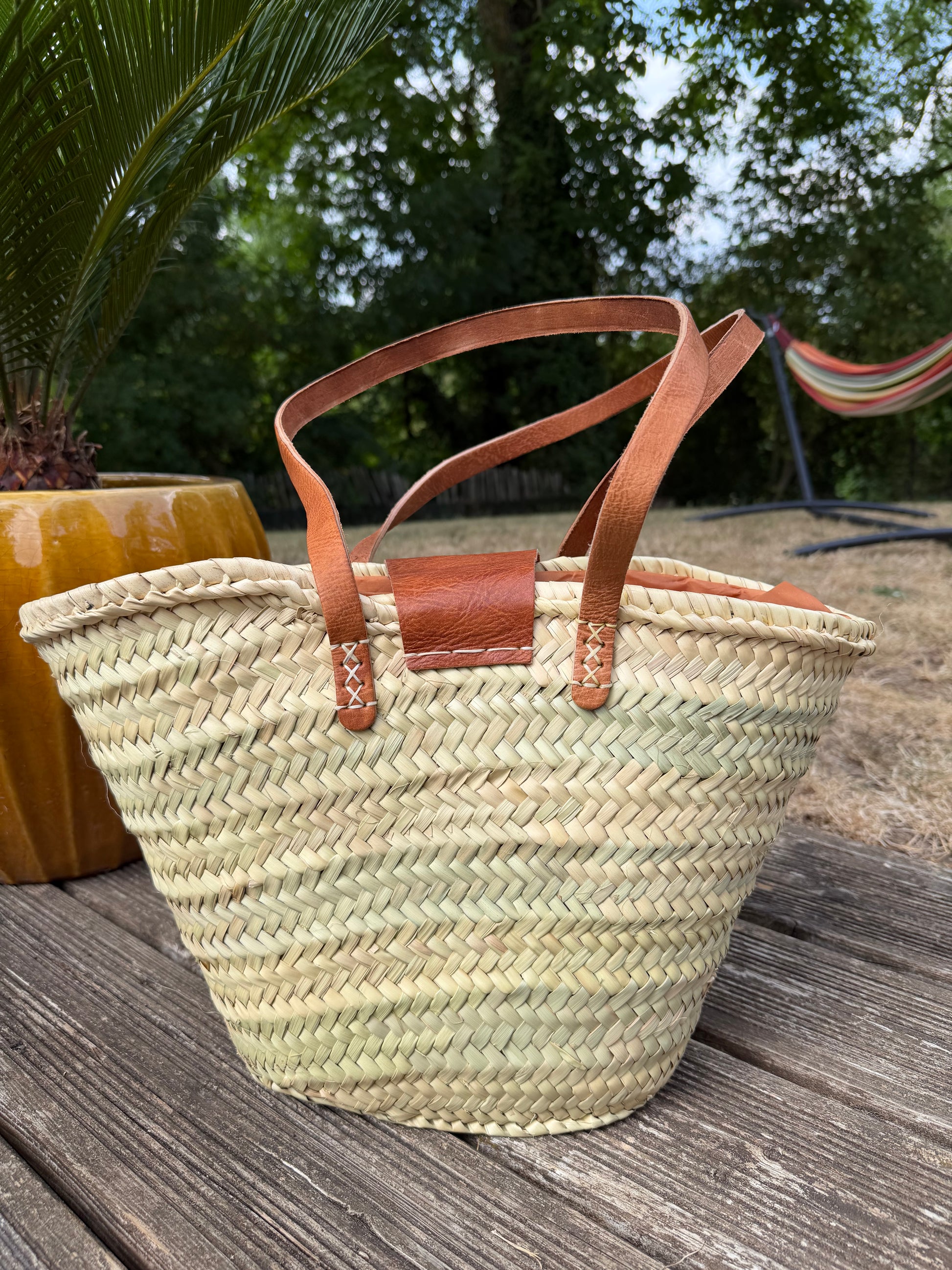 Cabas artisanal marocain en fibres naturelles avec fermeture intérieure en tissu et finitions en cuir véritable - Sac bohème fait main.