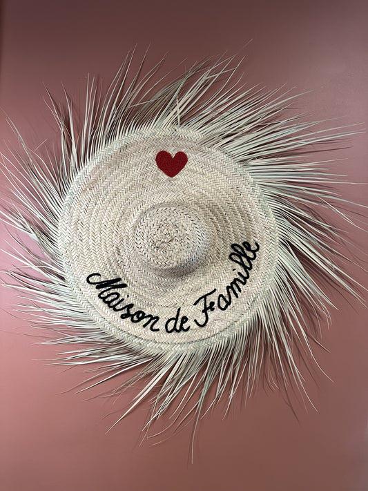 Chapeau de Paille Artisanal décoration murale – « Maison de Famille » avec Cœur Brodé