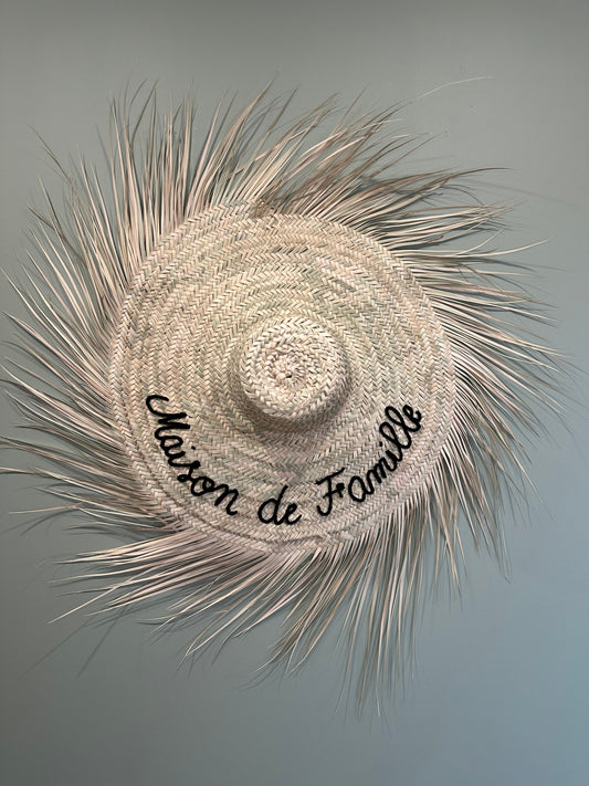 Chapeau Mural “Maison de Famille” en Feuilles de Palmier – Fait Main à Marrakech