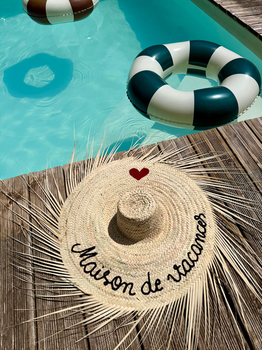 Chapeau de Paille Mural Personnalisé "Maison de Vacances" avec Cœur Brodé – Décoration Bohème Artisanale