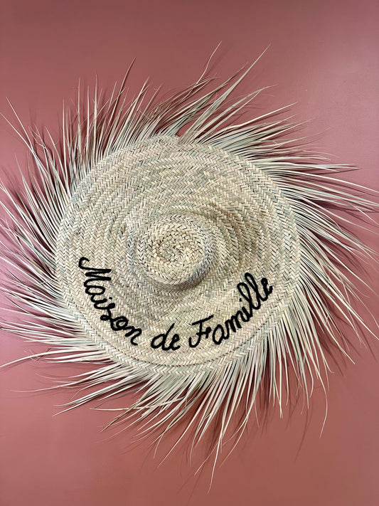 Chapeau Mural “Maison de Famille” en Feuilles de Palmier – Fait Main à Marrakech