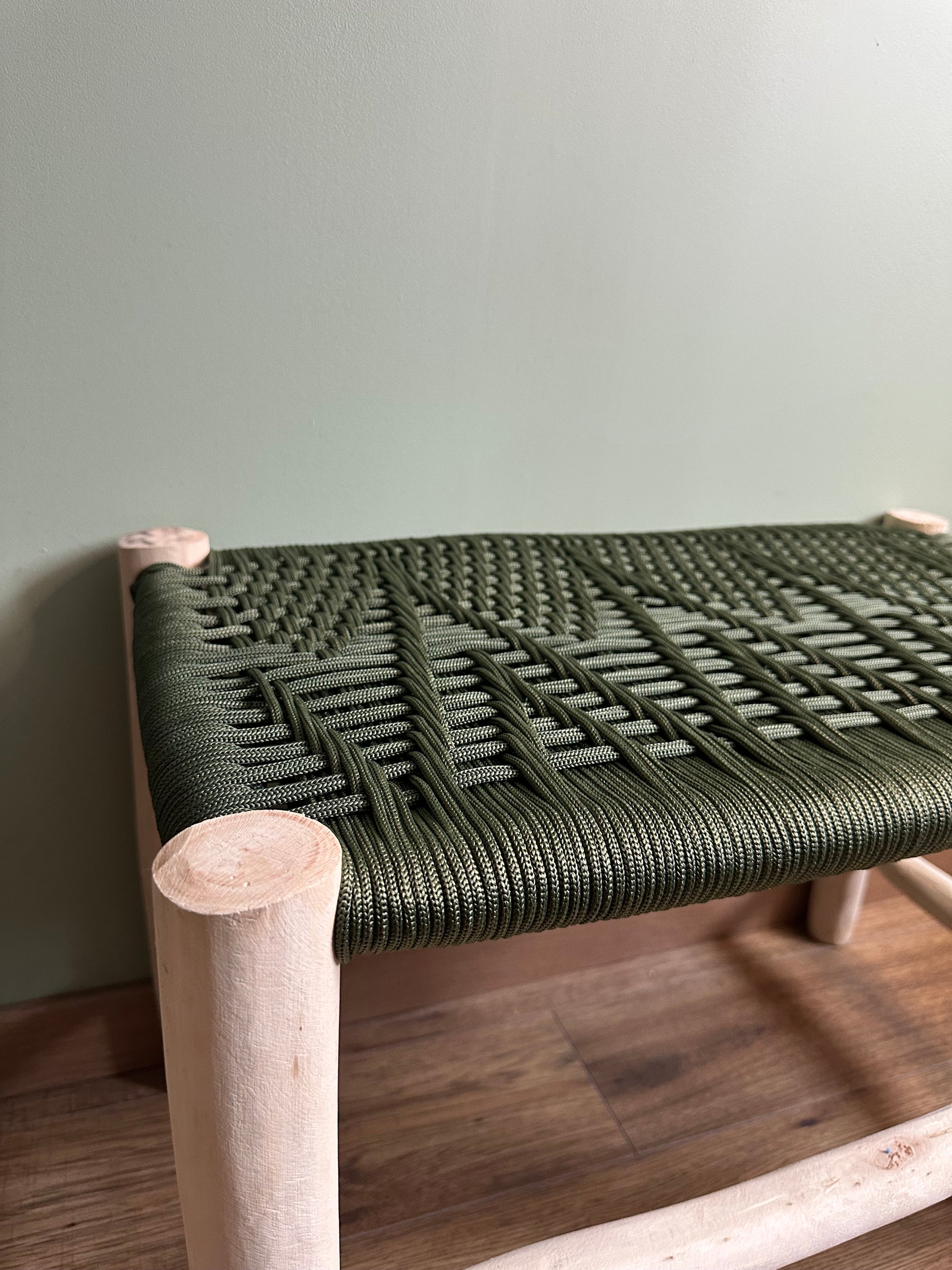 Détail assise tressée à la main banc artisanal vert kaki
