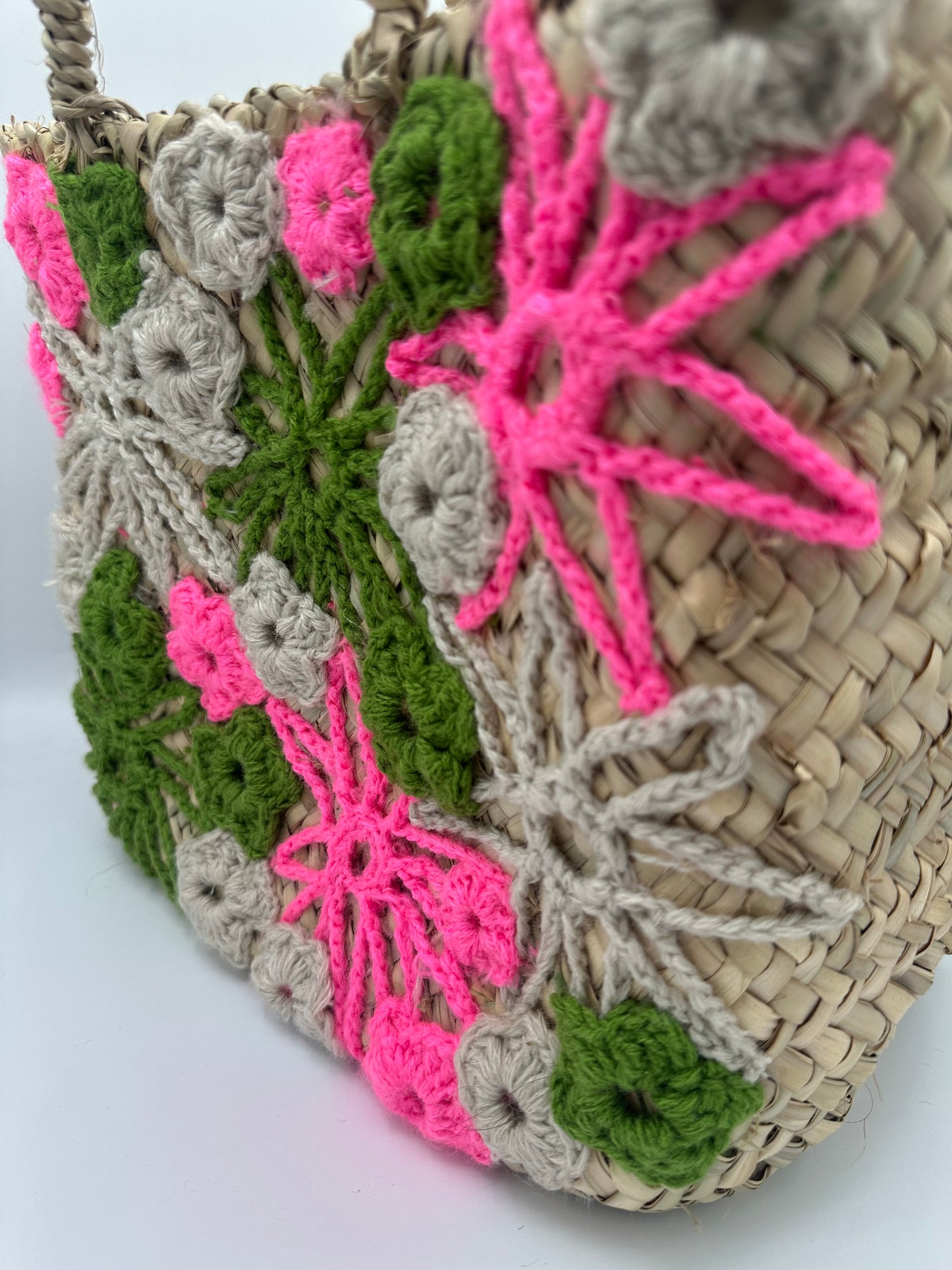 Panier artisanal en feuille de palmier brodé – Sac à main bohème chic – Fait main