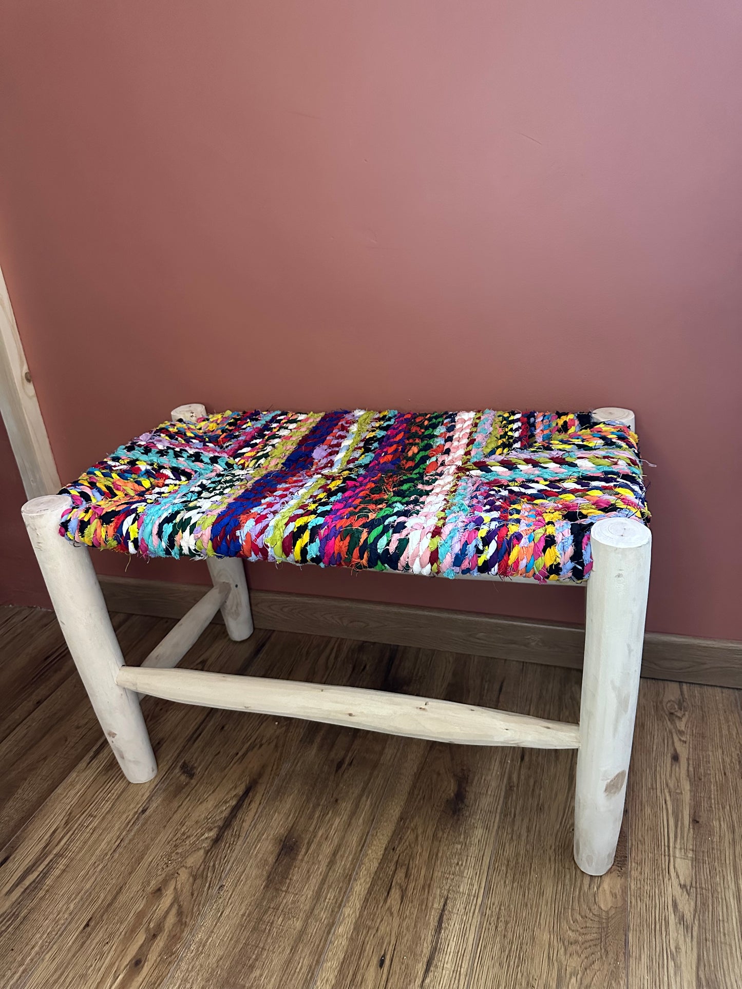 Banc Boucherouite en Bois et Tissu Recyclé – Pièce Unique