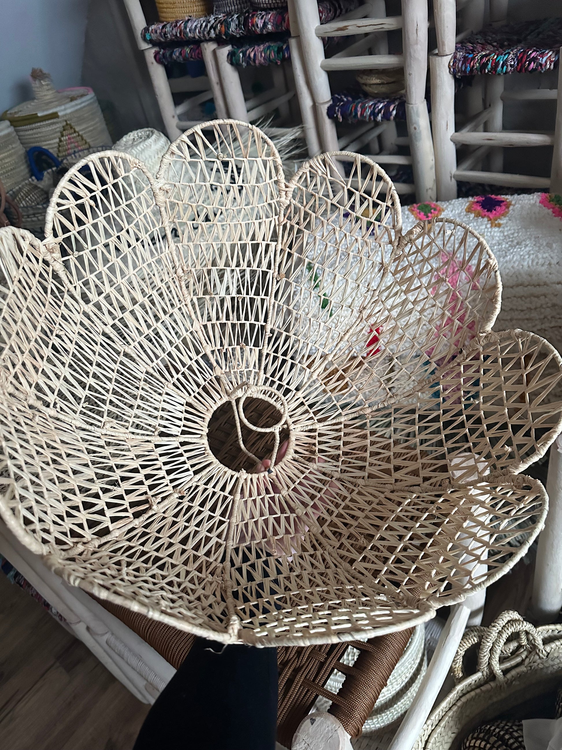 Détail du tressage d’une suspension artisanale en fibres naturelles