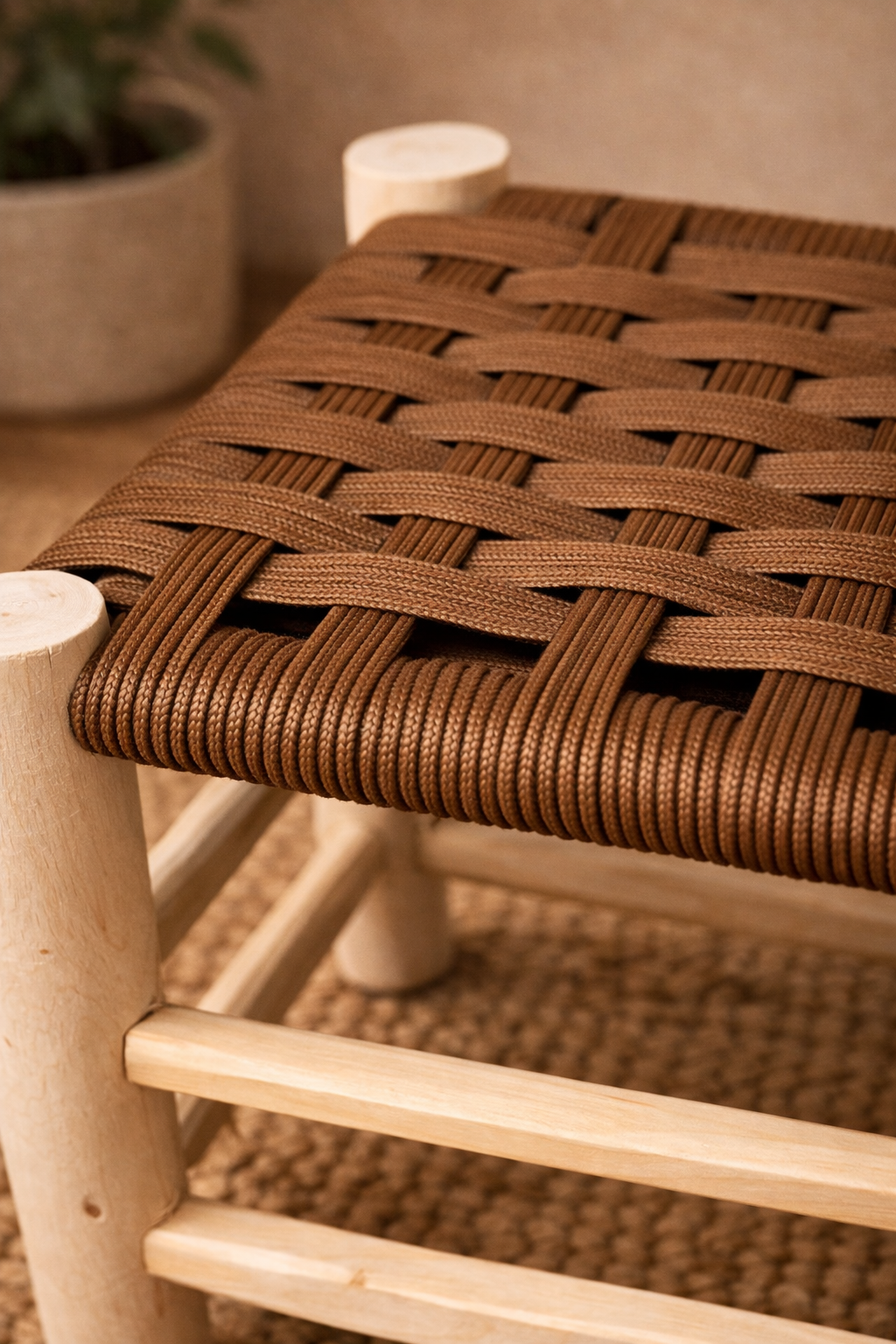 Détail du tressage fait main sur tabouret bohème marocain