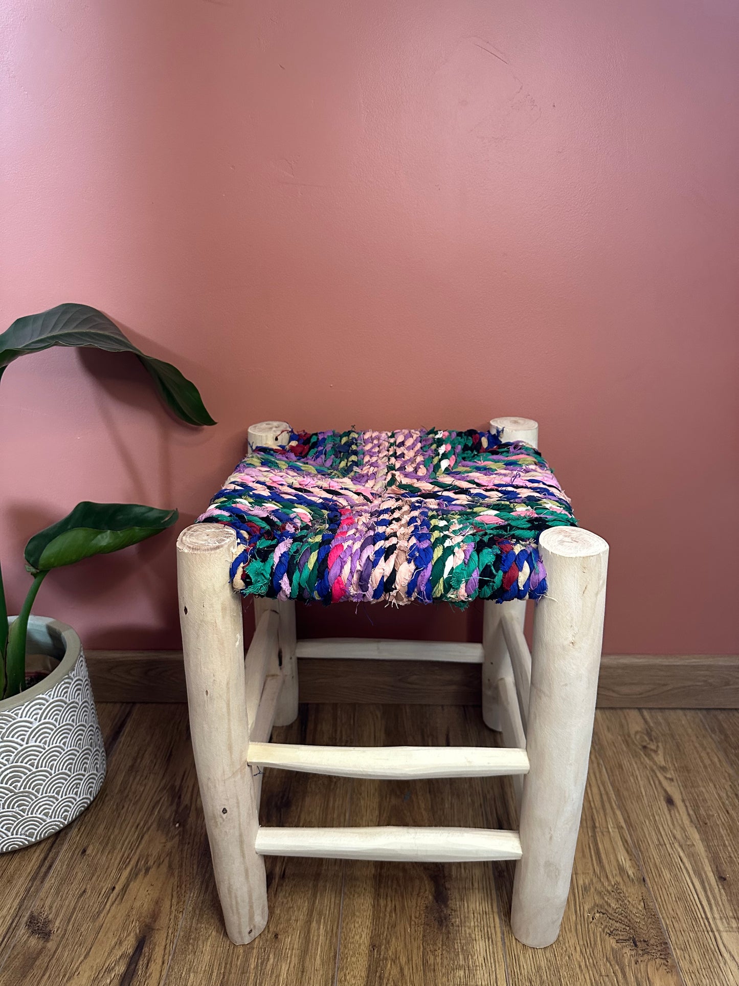 Tabouret Haut Boucherouite en Bois et Tissu Recyclé – Pièce Unique (40 cm)