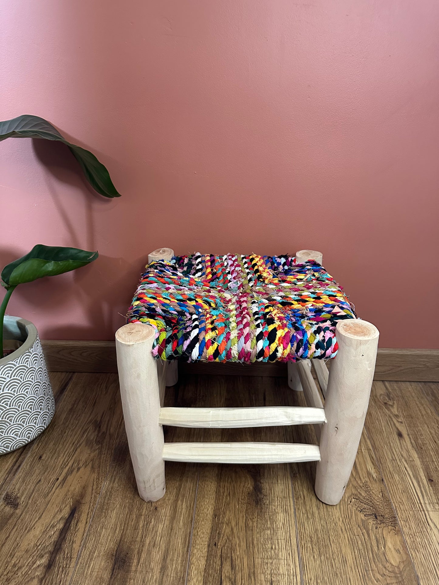 Tabouret Boucherouite en Bois et Tissu Recyclé – Pièce Unique