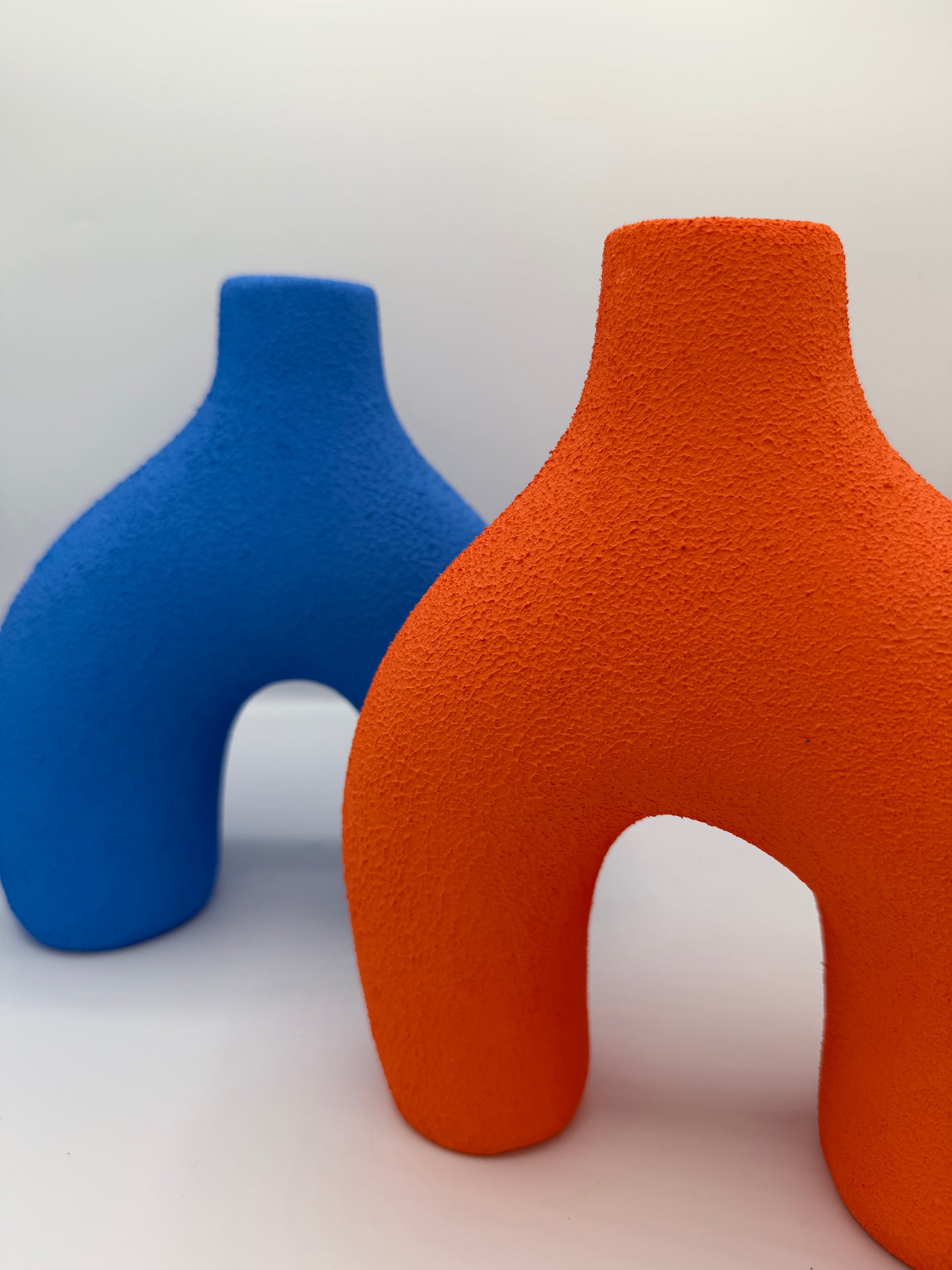 Deux vases sculpturaux en terre cuite artisanale marocaine, finition sablée, en bleu Essaouira et orange