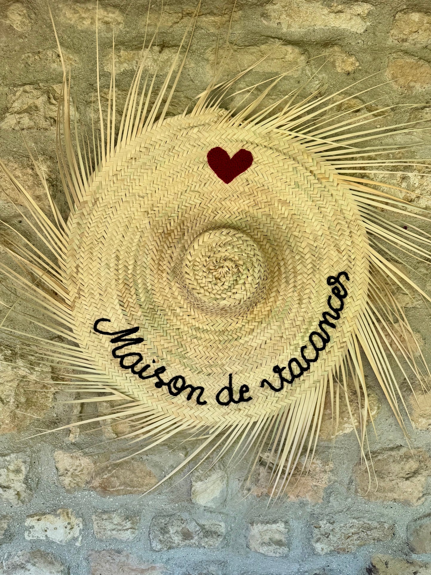 Chapeau de Paille Mural Personnalisé "Maison de Vacances" avec Cœur Brodé – Décoration Bohème Artisanale