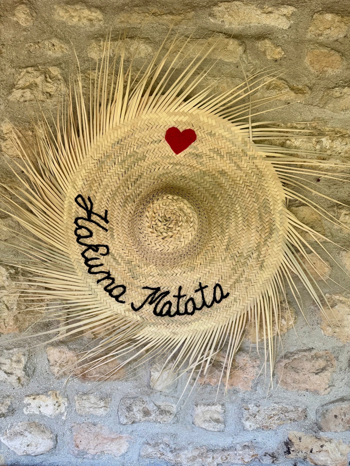 Chapeau de Paille Mural Personnalisé "Hakuna Matata" avec Cœur Brodé – Décoration Bohème Artisanale