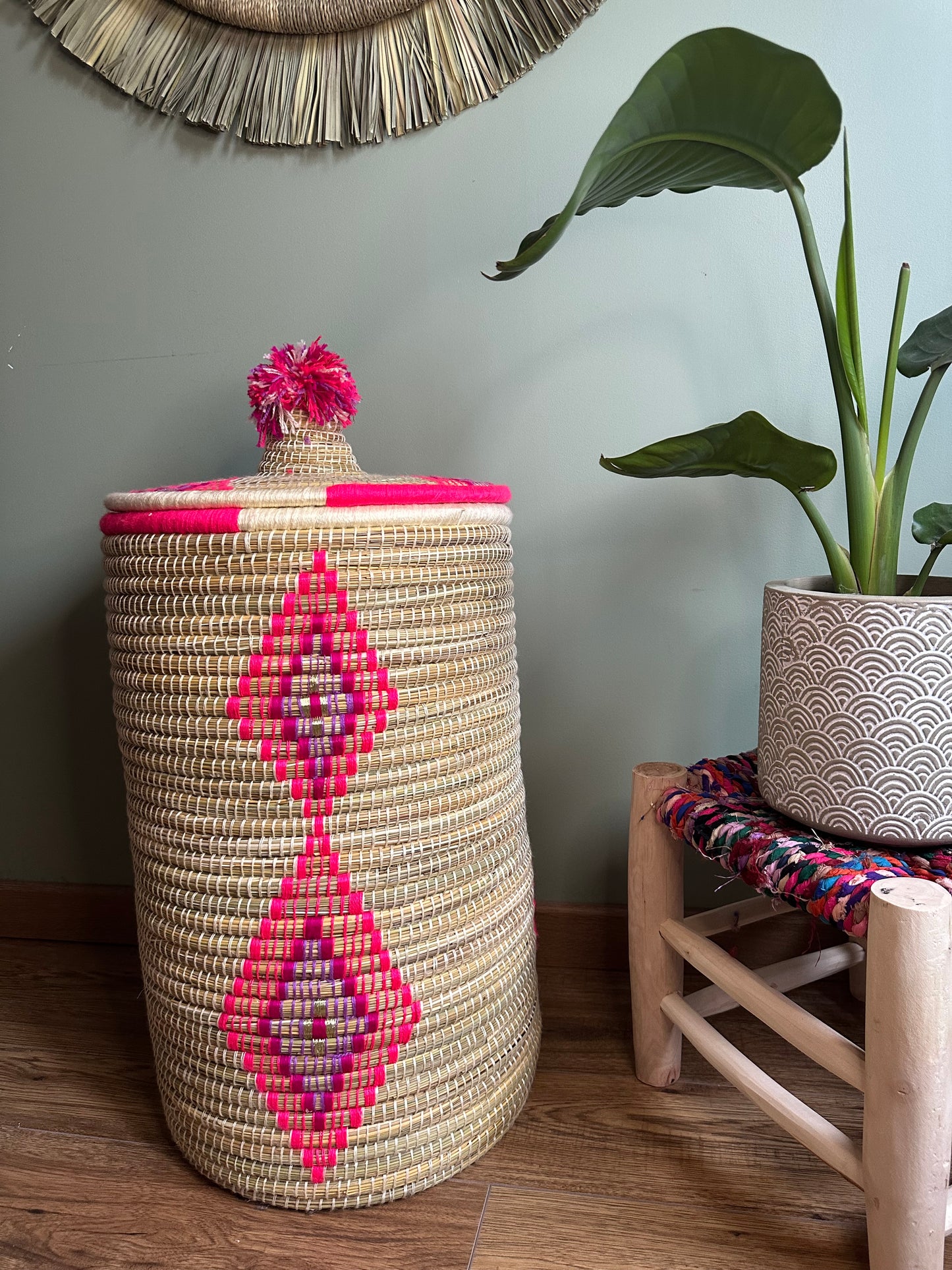 Grand panier de rangement rose et naturel en jonc de mer et laine tressés à la main