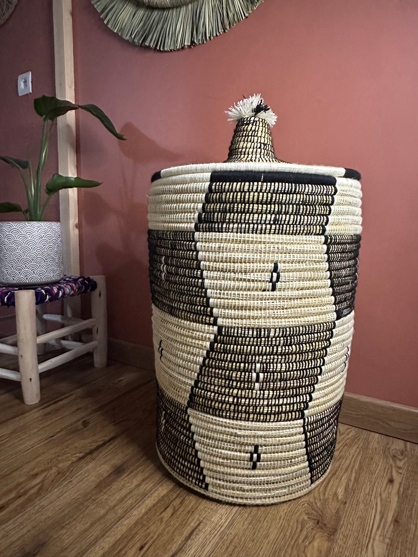 Grand panier de rangement noir et blanc à motifs géométriques tressé à la main – Bahia By L.