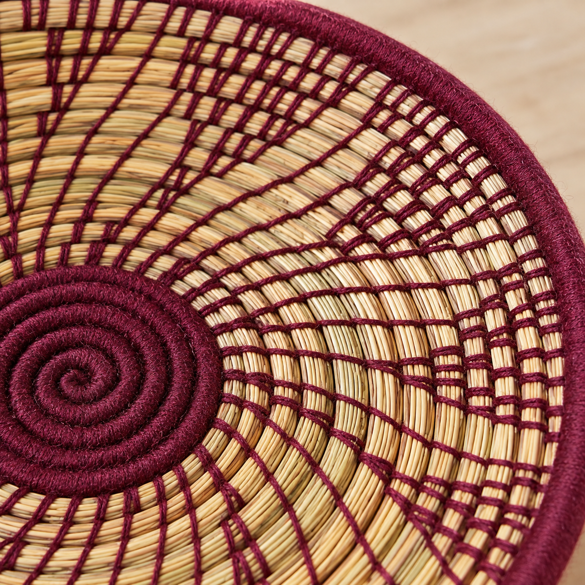 Grand plateau berbère en jonc et laine bordeaux, motif spirale