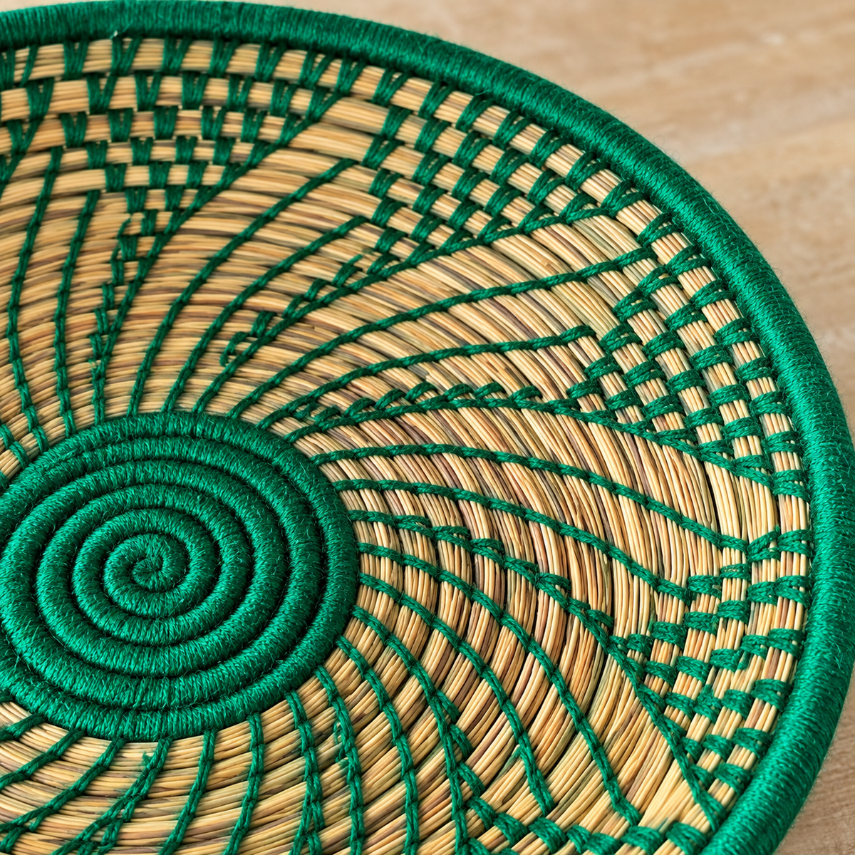 Grand plateau berbère en jonc et laine verte, motif spirale