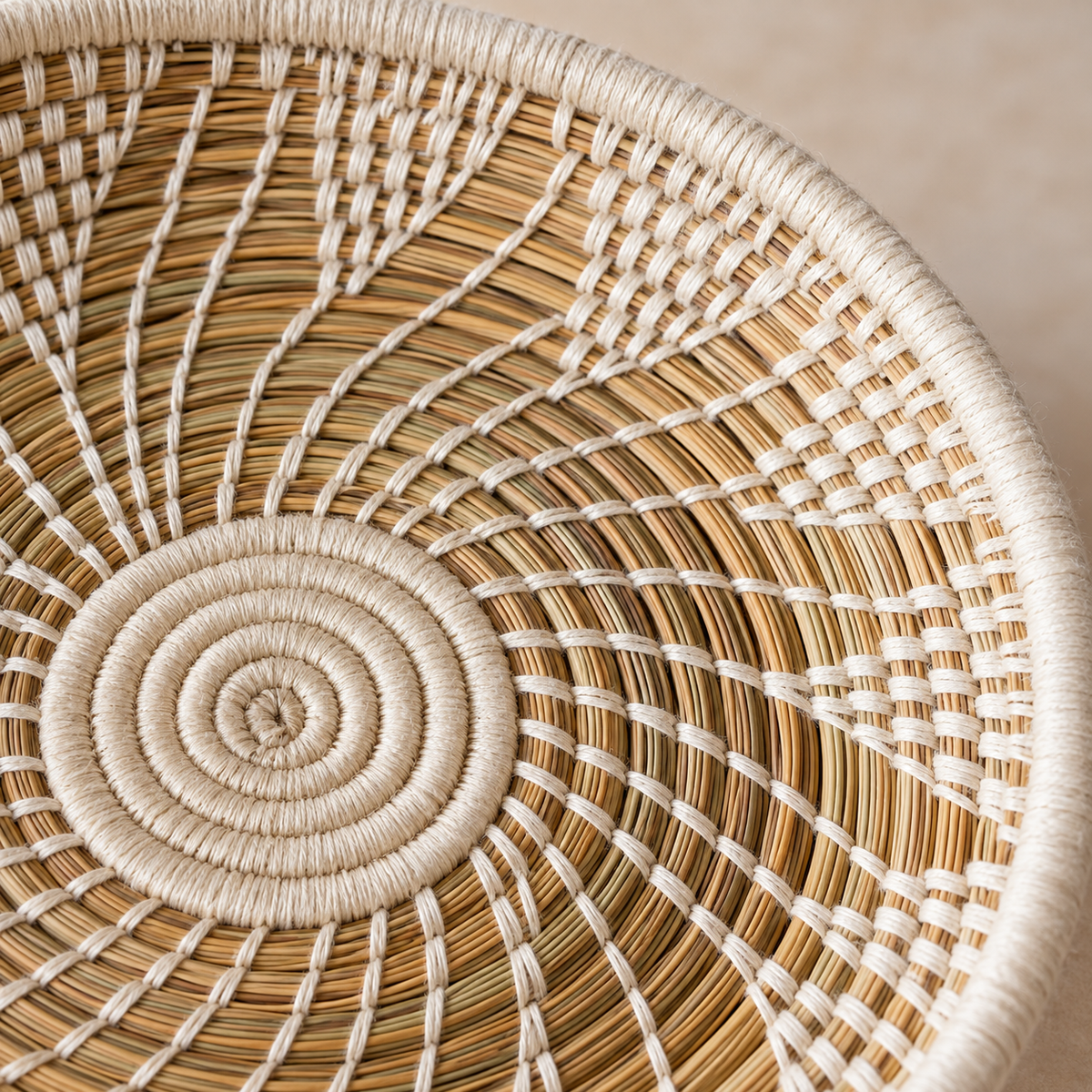 Grand plateau berbère tressé en jonc et laine écrue, motif spirale, vue de dessus