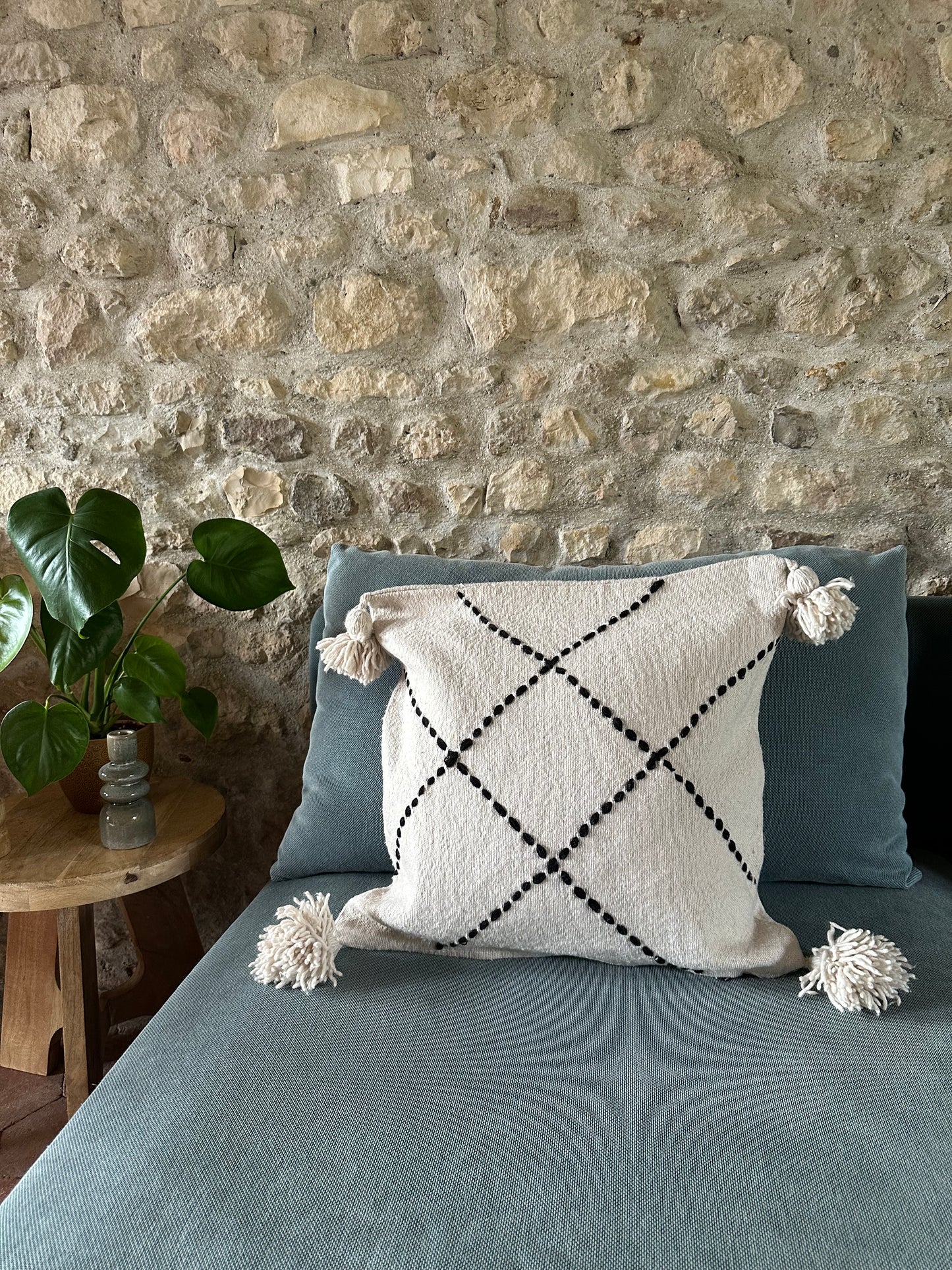 Housse de coussin artisanale Atlas en laine tissée main avec pompons décoratifs, fabriquée au Maroc – Bahia By L.