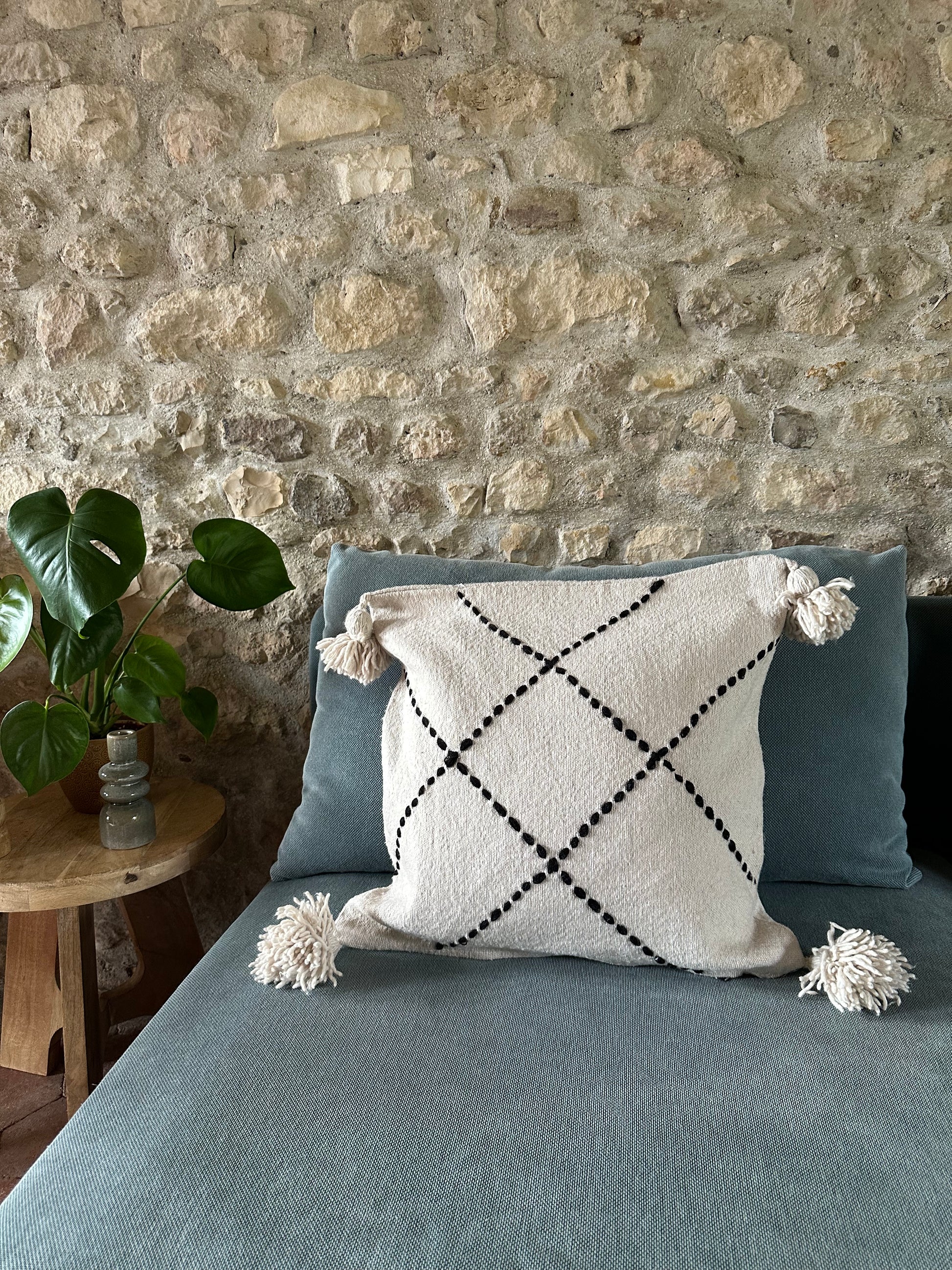 Housse de coussin artisanale Atlas en laine tissée main avec pompons décoratifs, fabriquée au Maroc – Bahia By L.