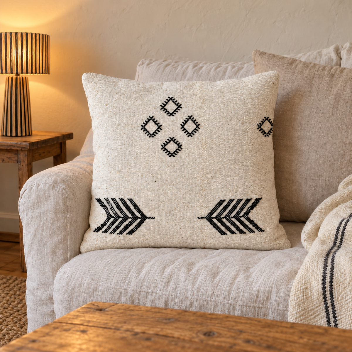 Housse de coussin kilim en laine écrue à motifs noirs en chevrons et losanges, 44 × 44 cm