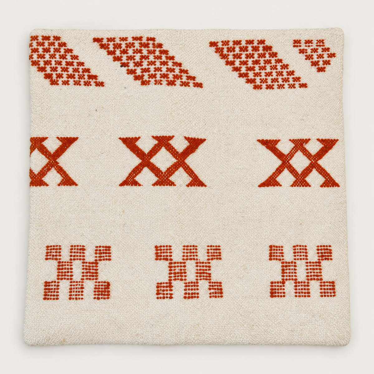 Housse de coussin kilim en laine écrue à motifs orange en damiers et losanges, 44 × 44 cm