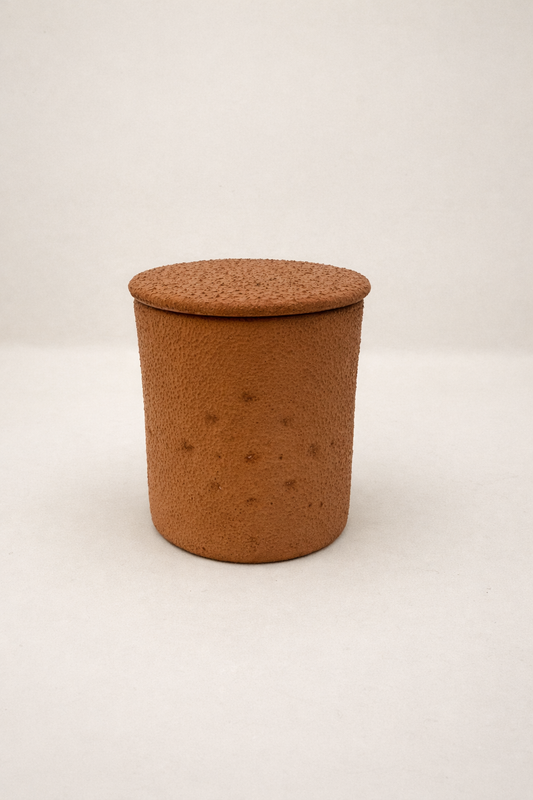 Bougie artisanale marron en terre cuite et cire naturelle senteur fleur d’oranger 