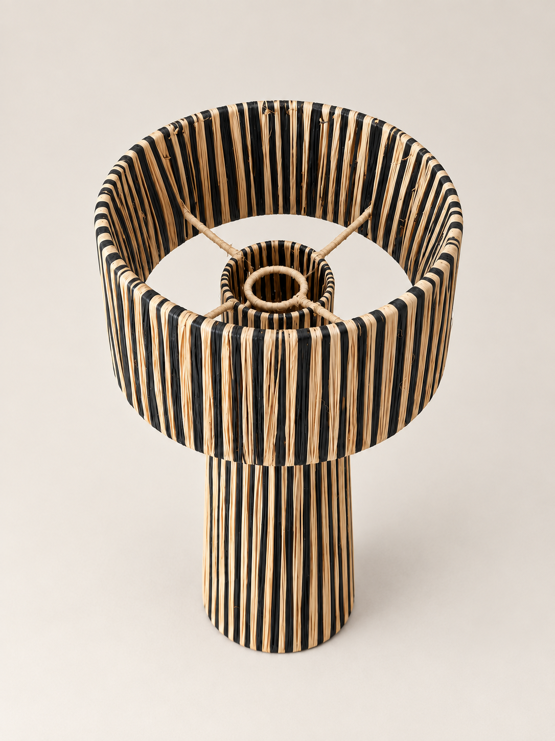 Lampe artisanale en raphia noir et naturel, vue de l’armature