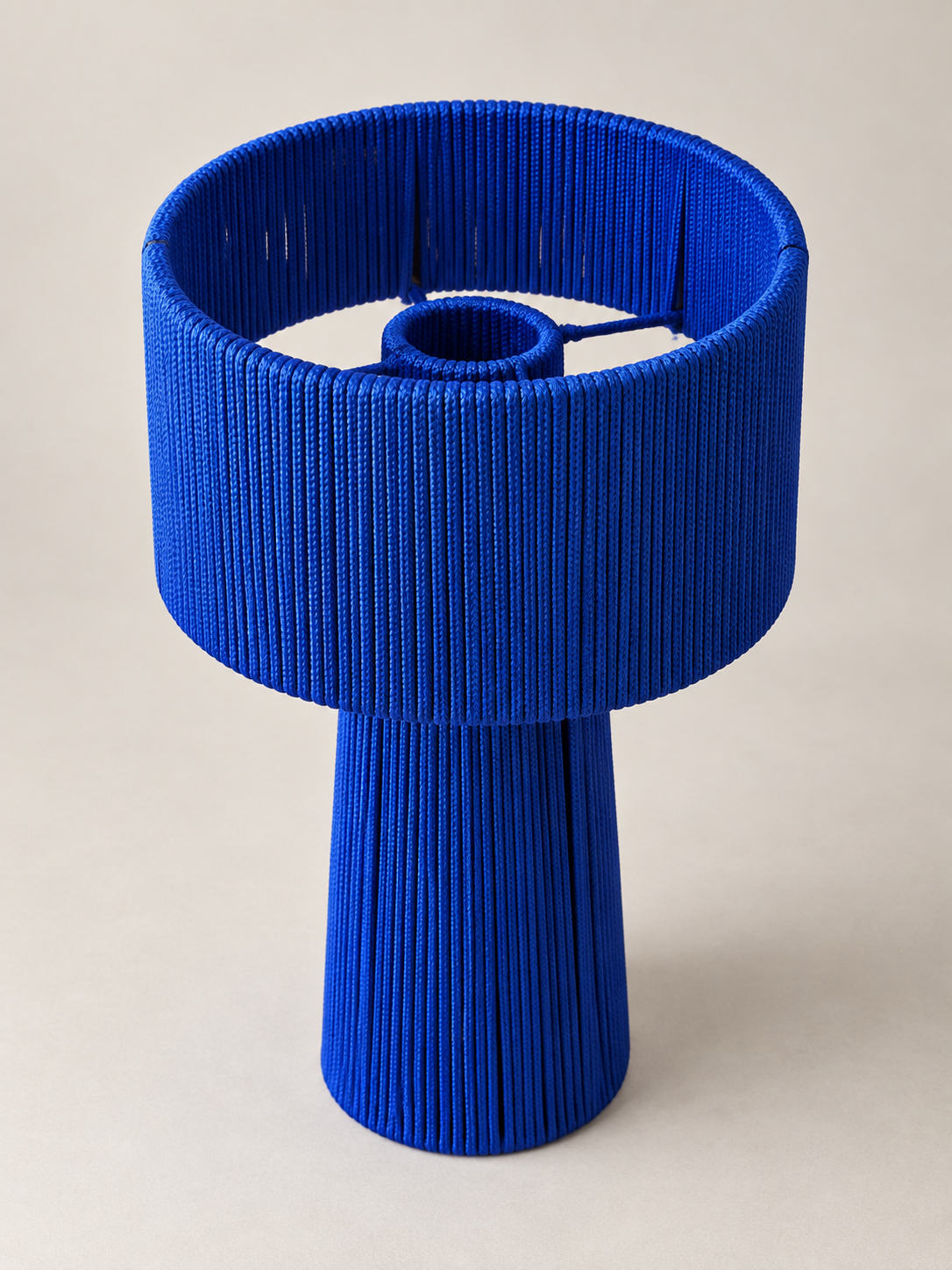 Lampe en corde bleu Majorelle avec armature artisanale vue de dessus
