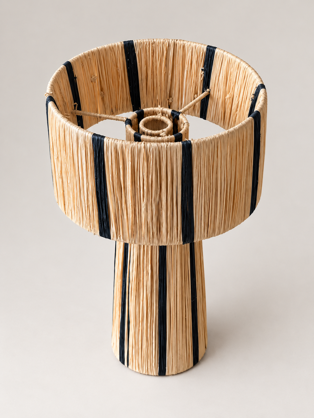Lampe en raphia naturel et noir, détail de l’armature artisanale