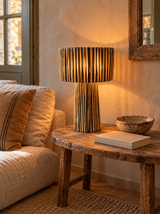 Lampe en raphia rayé noir et naturel dans un salon bohème