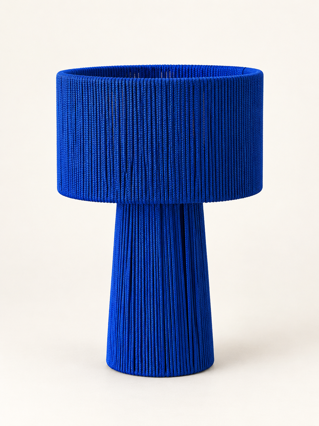 Lampe à poser artisanale en corde bleu Majorelle, vue de face