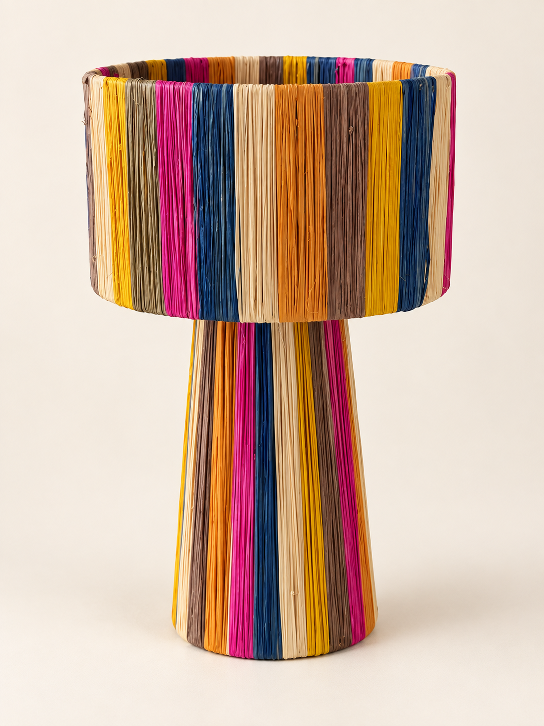 Lampe à poser artisanale en raphia multicolore, vue de face