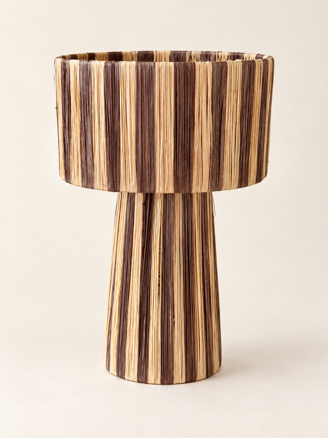 Lampe à poser artisanale en raphia naturel et marron, vue de face