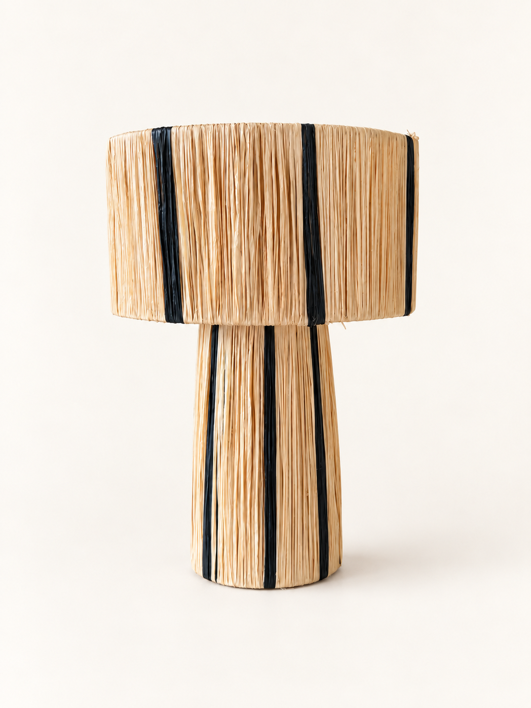 Lampe à poser artisanale en raphia naturel et noir, vue de face