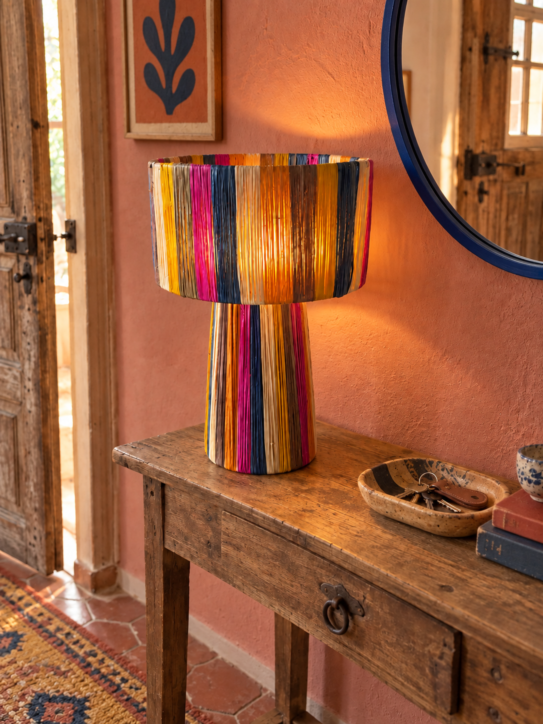 Lampe à poser en raphia multicolore dans une entrée bohème