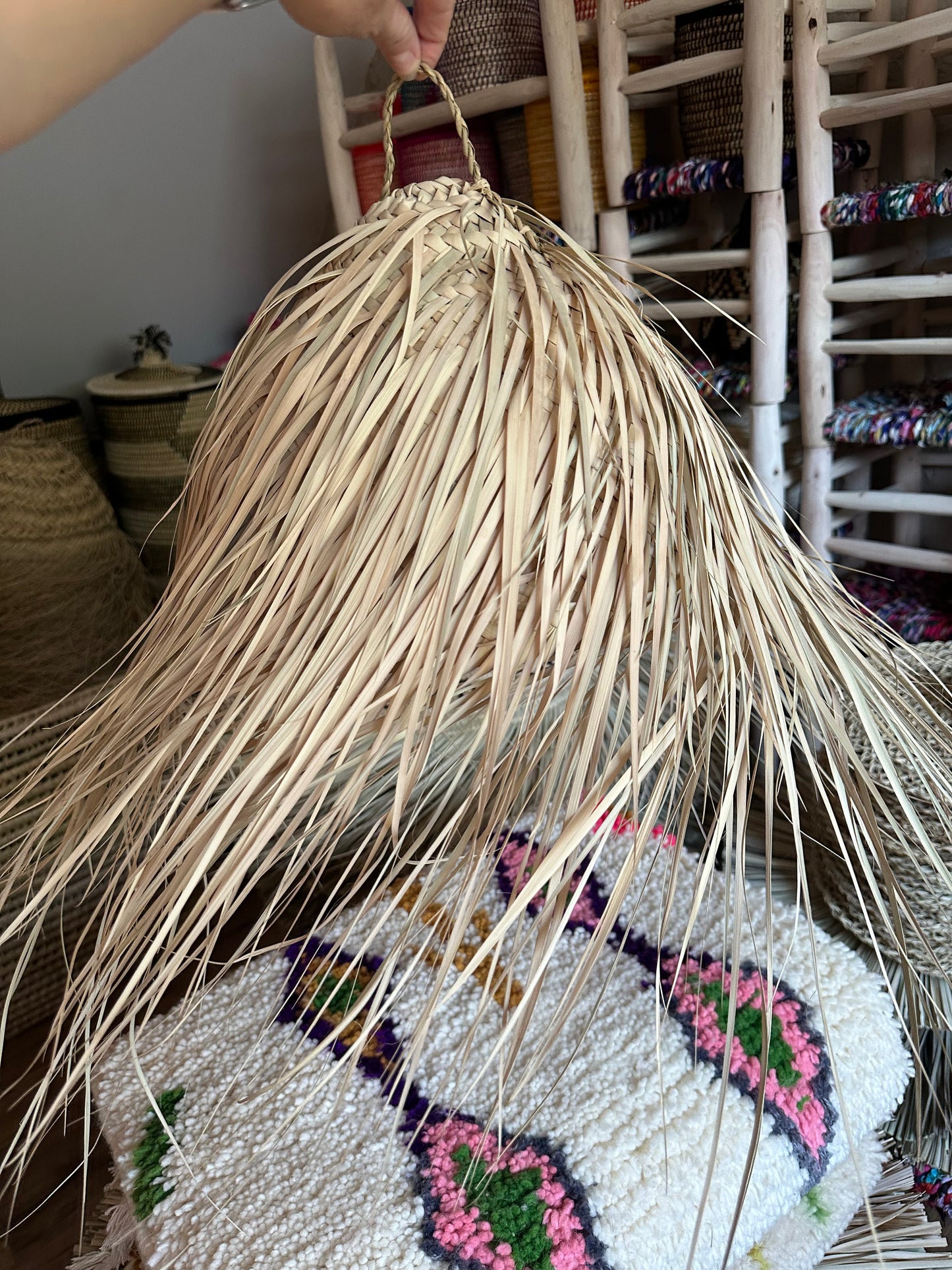 Suspension Bohème en Feuilles de Palmier Doum – Finition Effilée