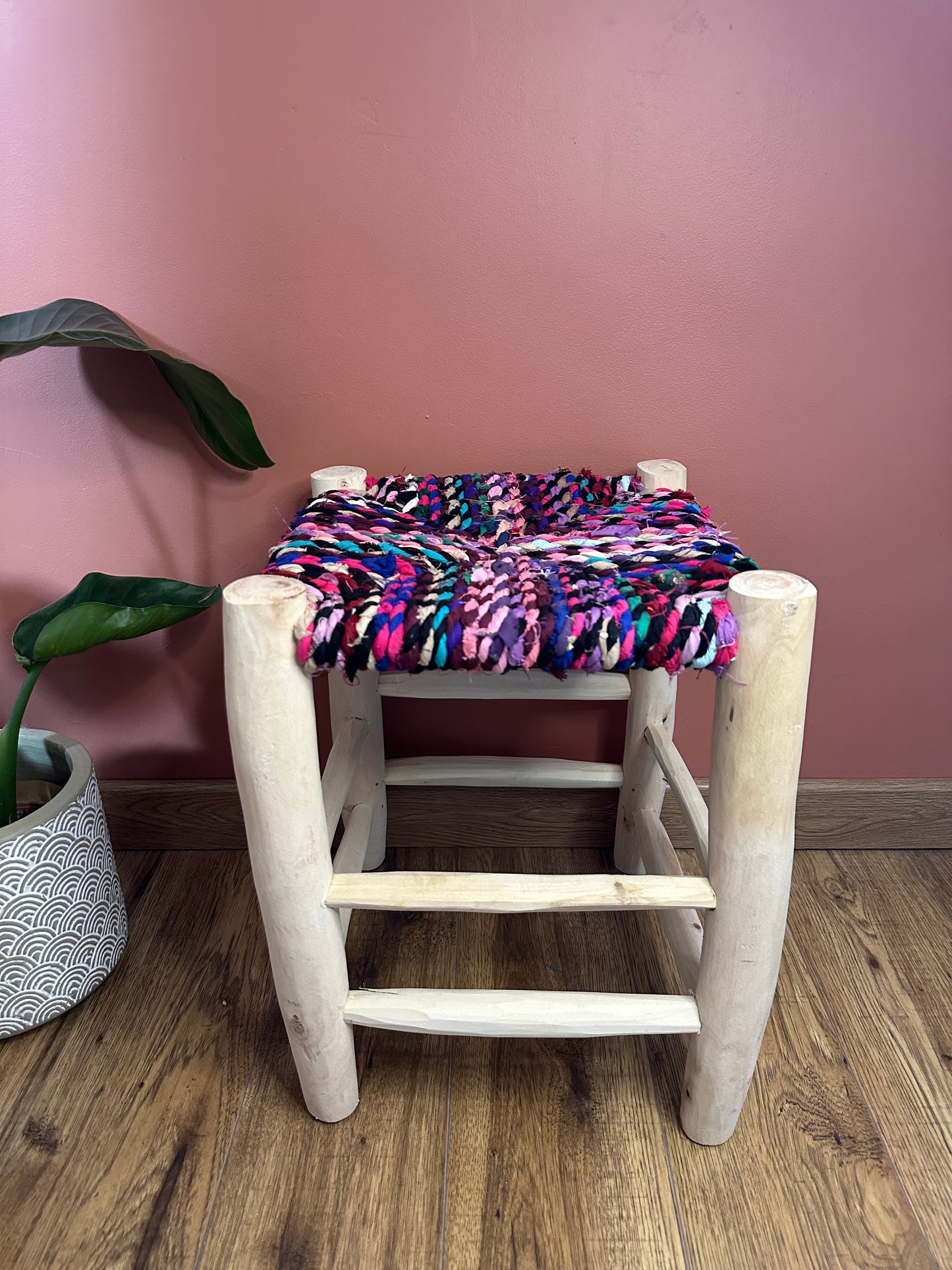 Tabouret Haut Boucherouite en Bois et Tissu Recyclé – Pièce Unique (40 cm)