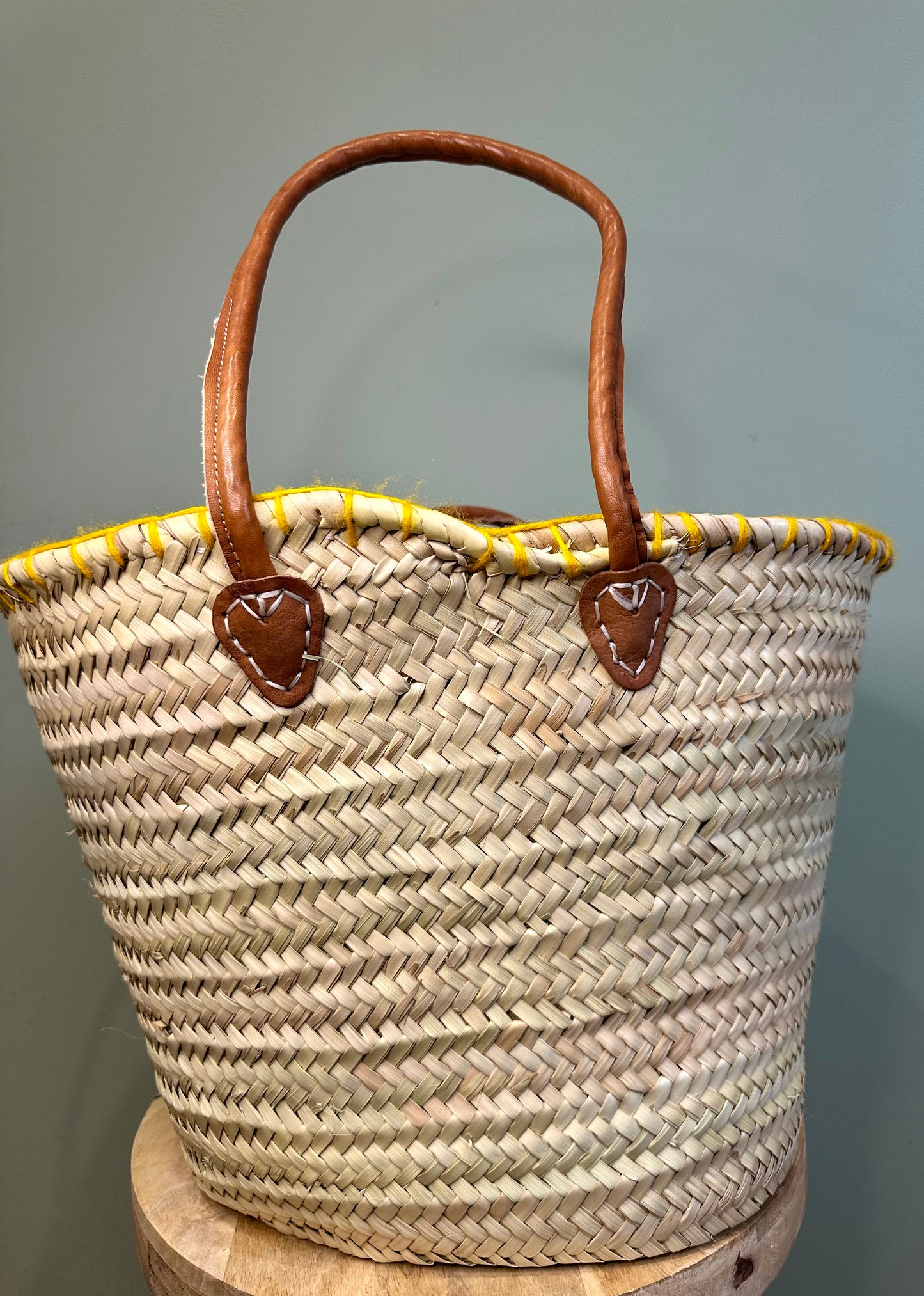 Panier en Feuilles de Palmier “Marguerites” – Fait Main – Anses en Cuir