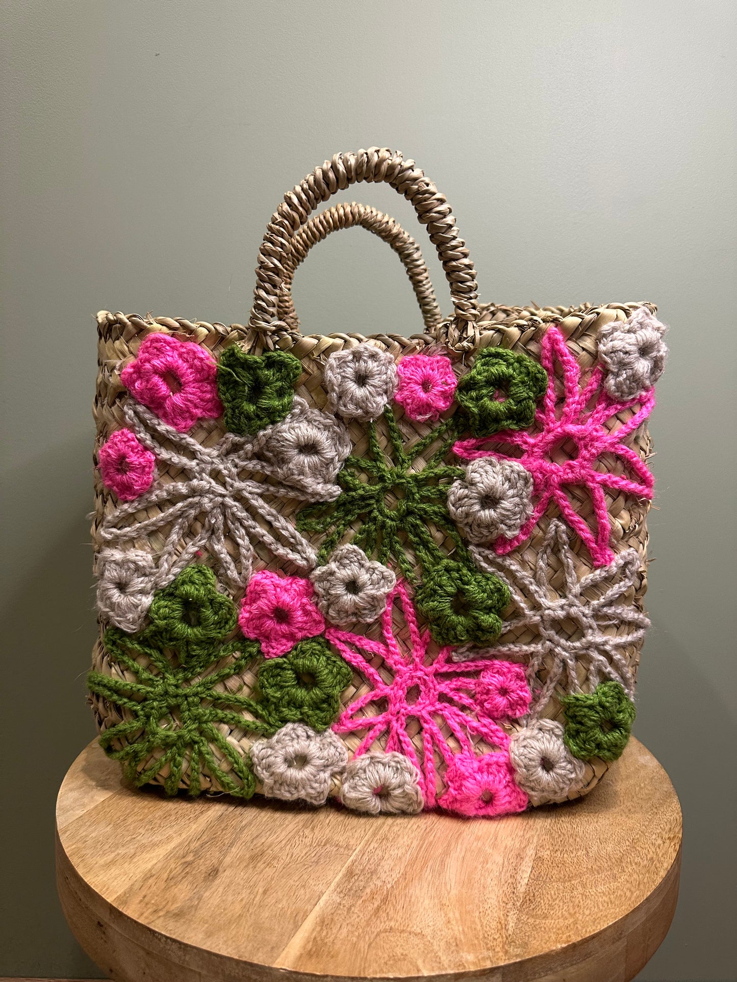 Panier artisanal en feuille de palmier brodé – Sac à main bohème chic – Fait main