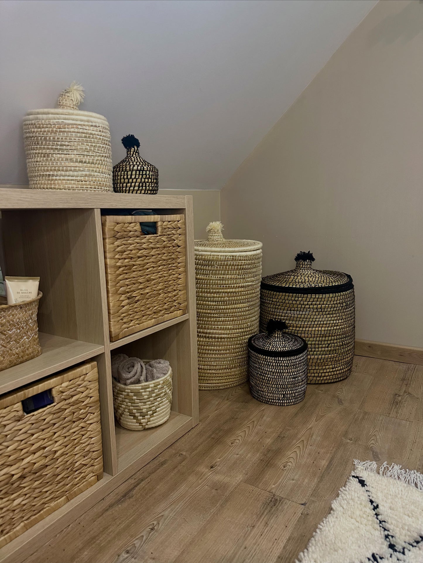 Panier berbère noir naturel fait main à Marrakech en jonc de mer et laine naturelle