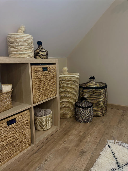 Panier berbère noir naturel fait main à Marrakech en jonc de mer et laine naturelle