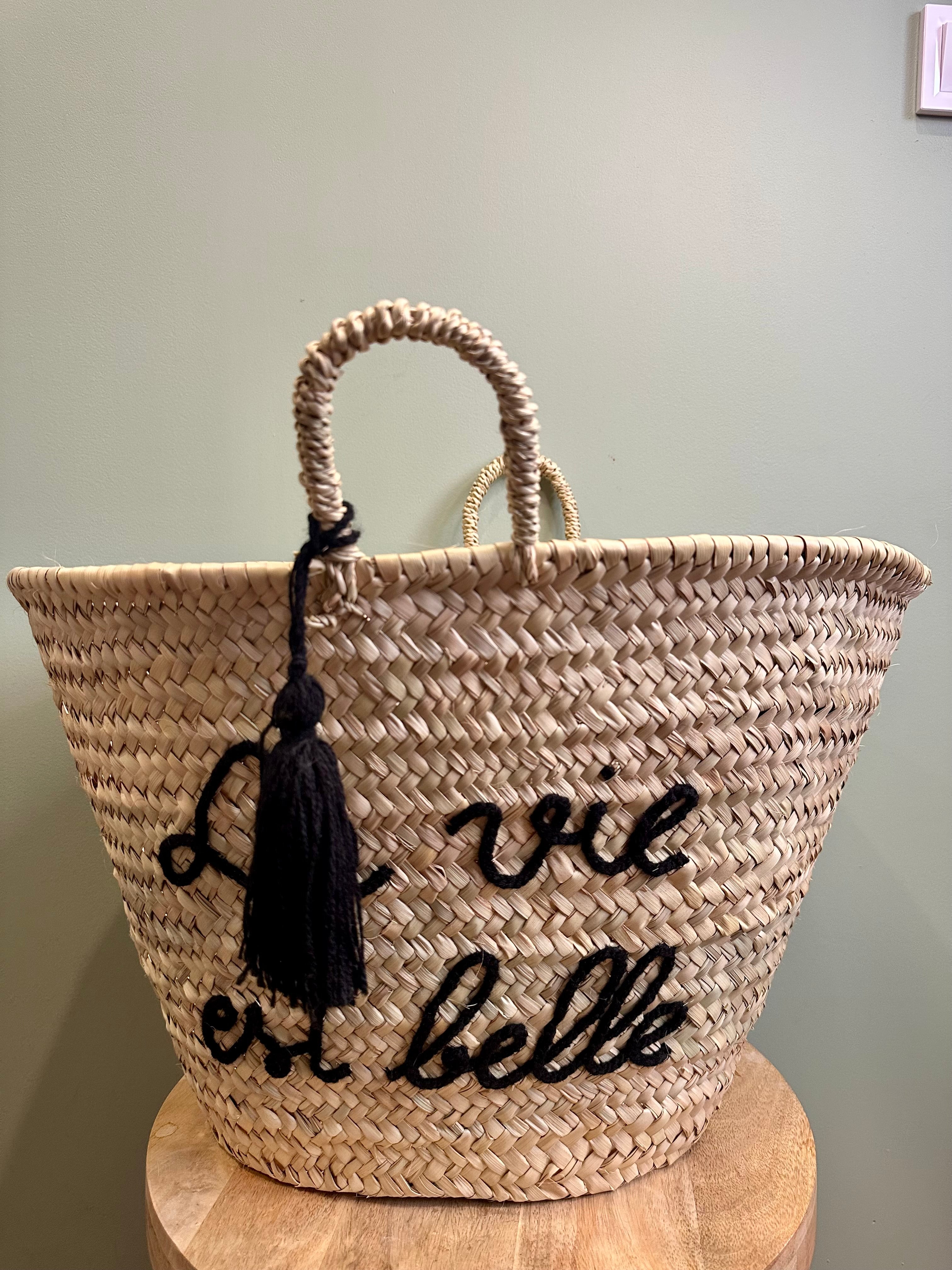 Panier artisanal marocain brodé “La vie est belle” – Bahia By L.