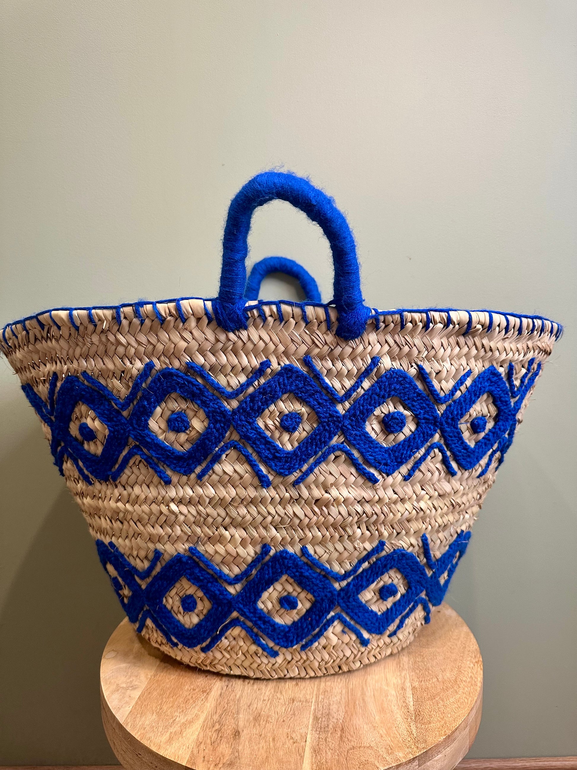 Panier artisanal marocain brodé bleu fait main à Marrakech