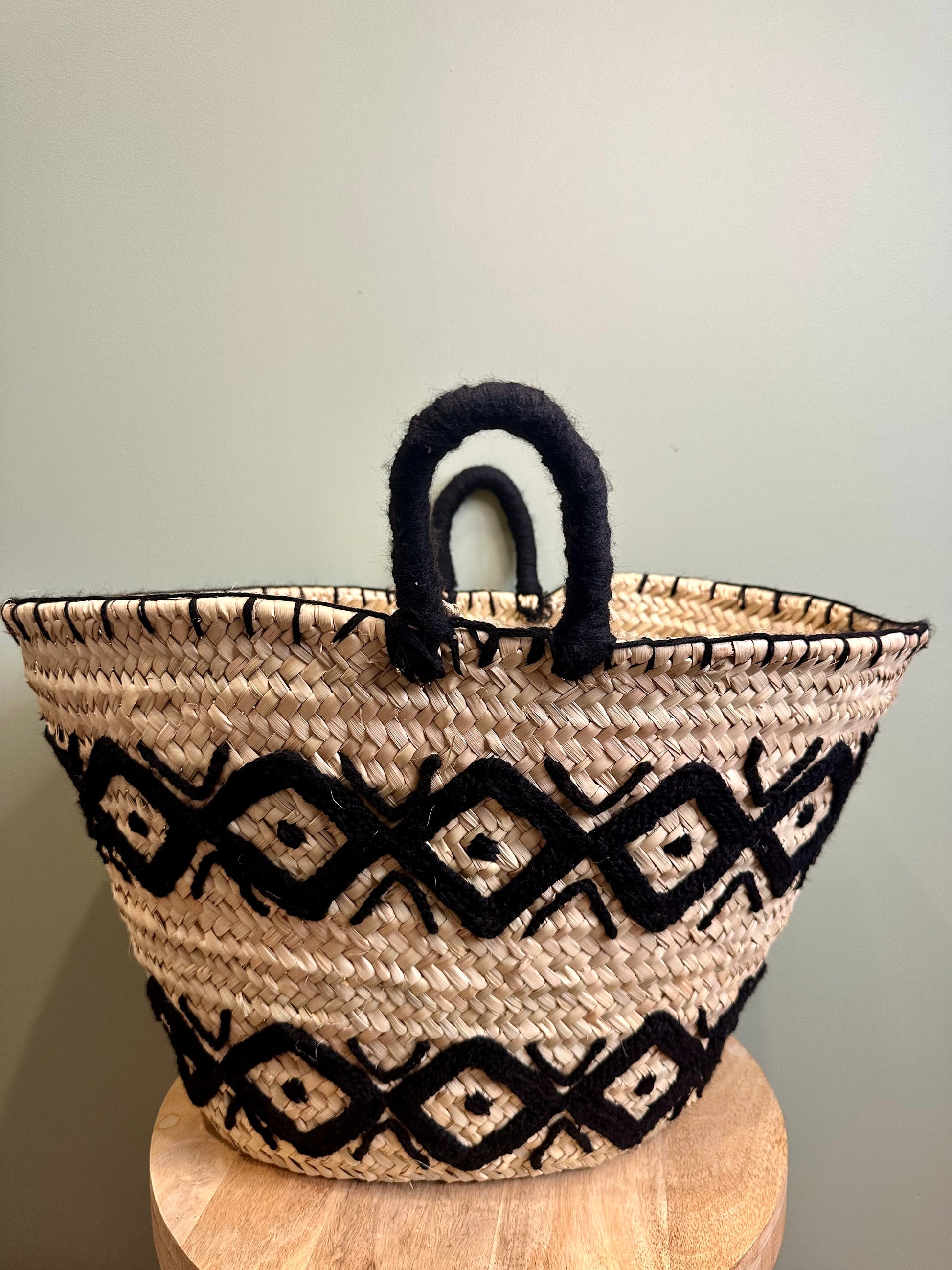 Panier artisanal marocain brodé noir fait main à Marrakech