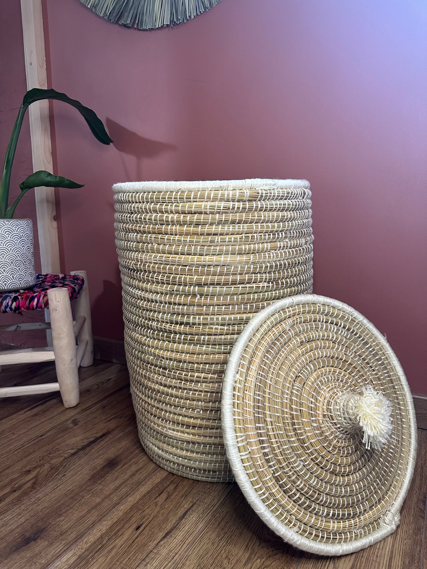 Panier Berbère Naturel avec Couvercle tressage Clair en Jonc et Laine Description