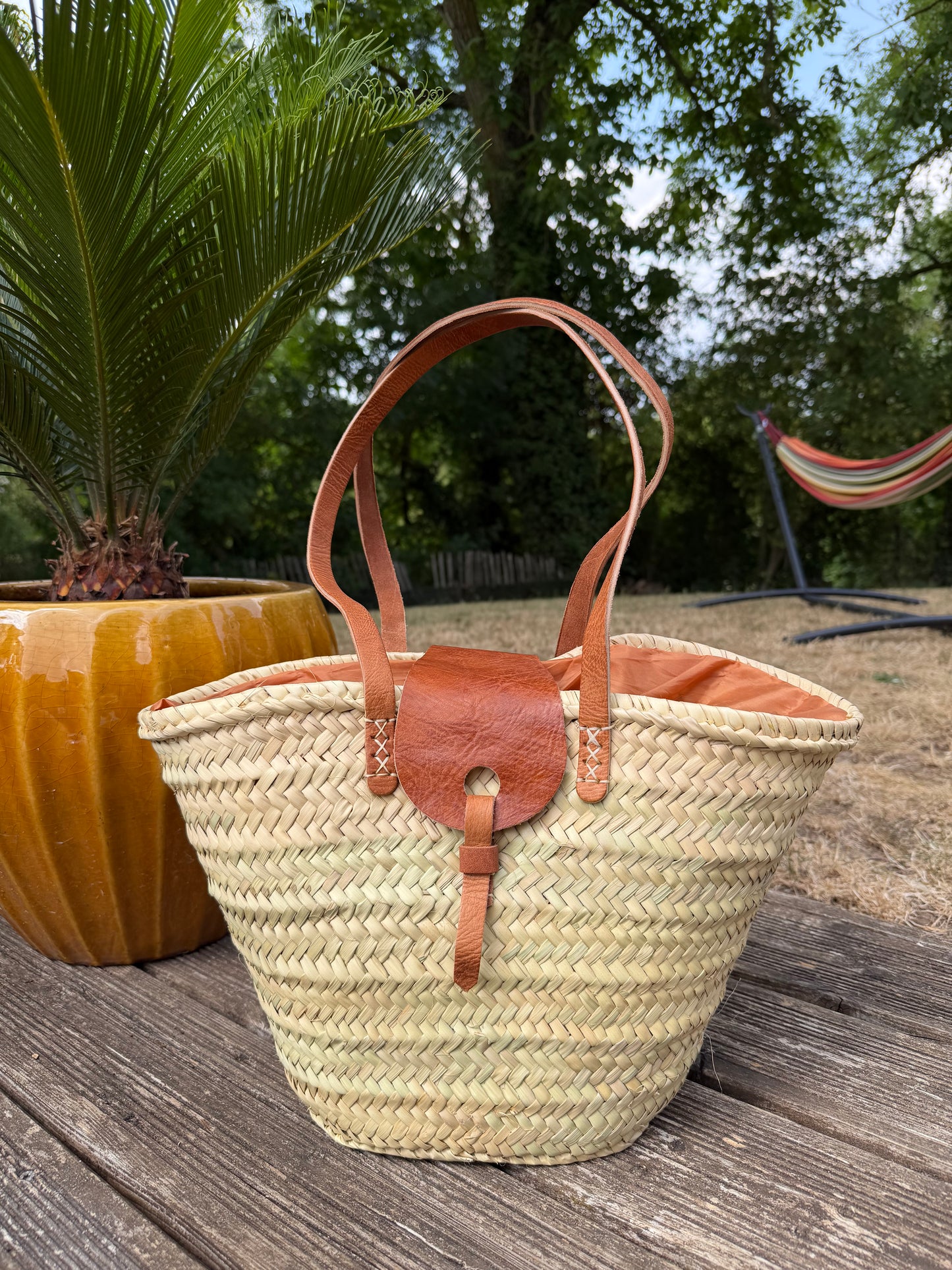 Panier artisanal marocain fait main en fibres naturelles avec anses en cuir véritable et fermeture intérieure en tissu - Cabas bohème 44 × 28 cm.