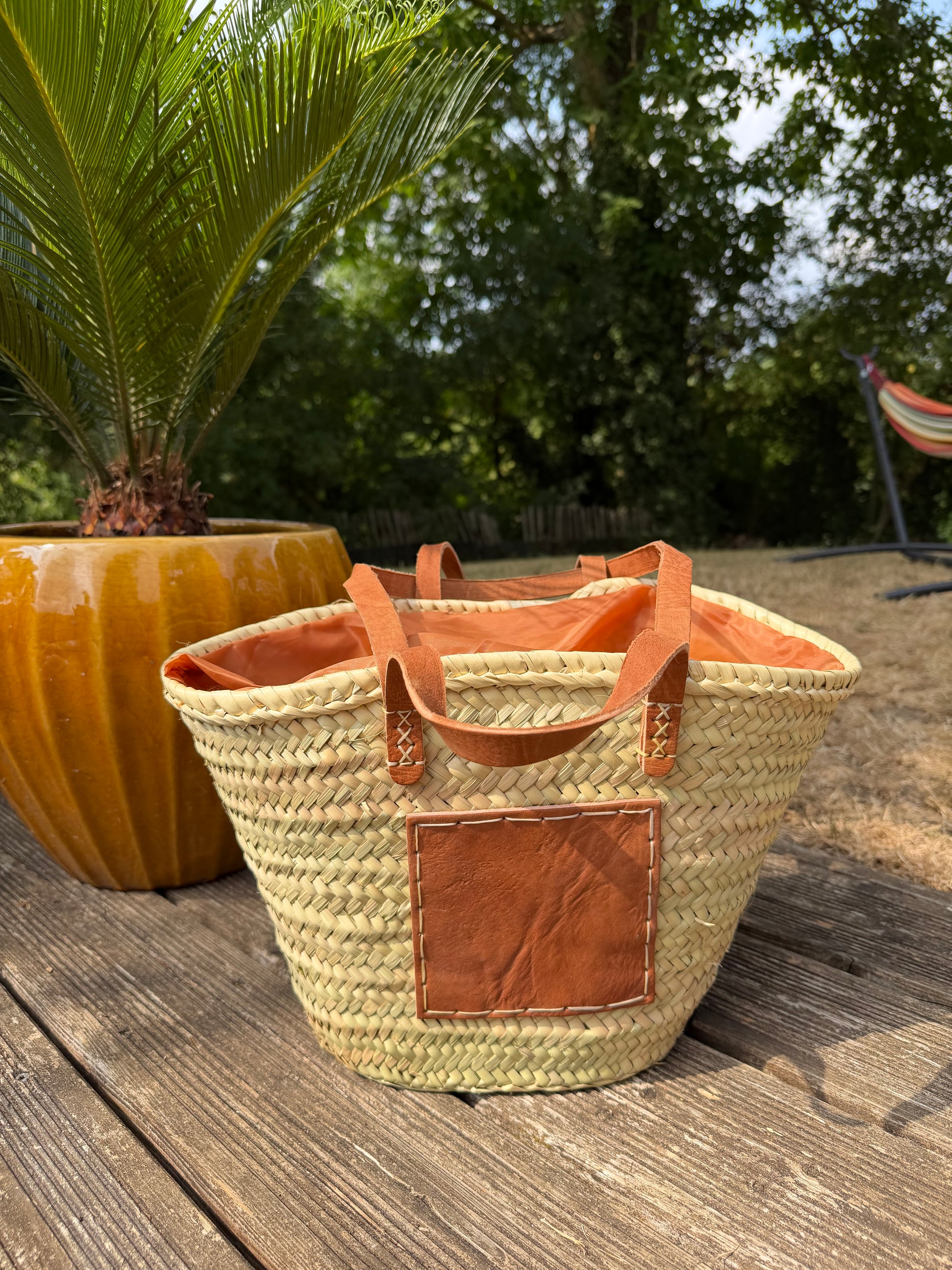 Panier artisanal marocain fait main en fibres naturelles avec empiècement extérieur en cuir véritable et fermeture intérieure en tissu