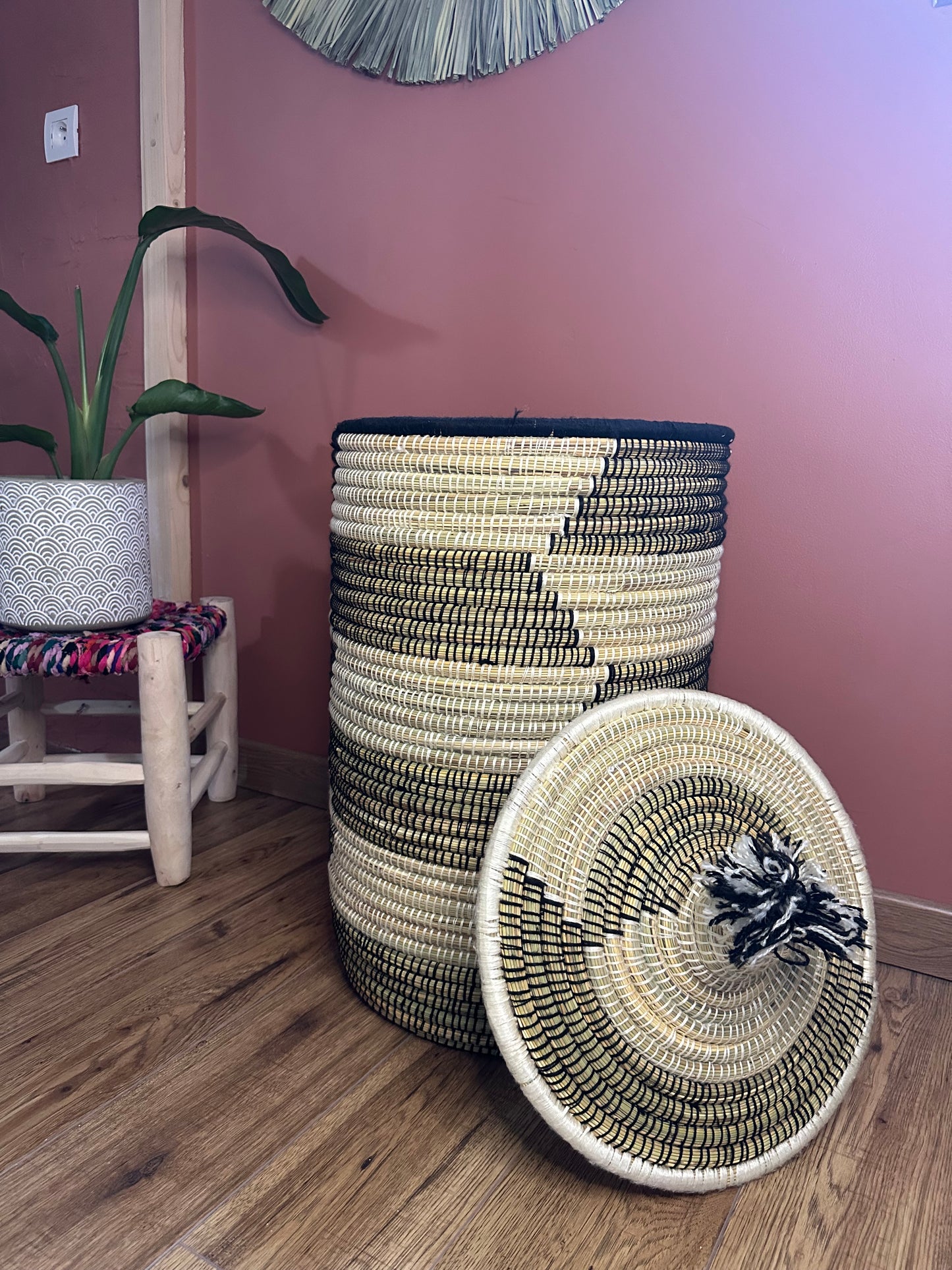 Panier de rangement artisanal noir blanc et naturel en jonc de mer tressé à la main