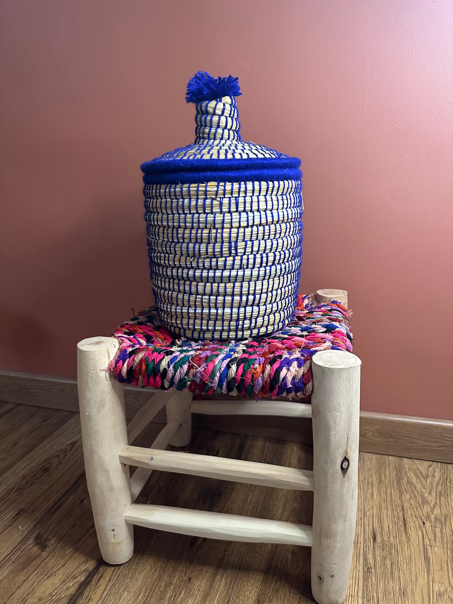 Petit Panier Berbère Coloré – Jonc et Laine Artisanale – Fait Main à Marrakech