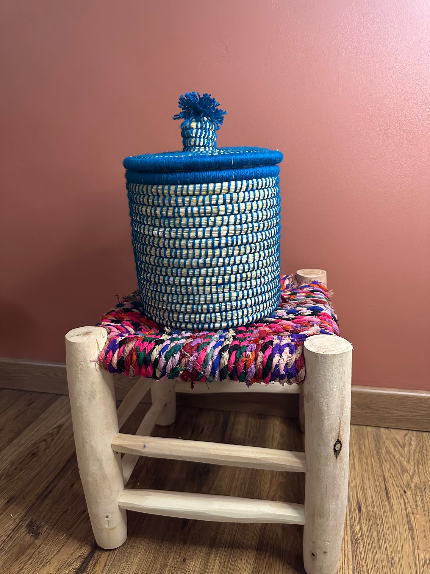 Petit Panier Berbère Coloré – Jonc et Laine Artisanale – Fait Main à Marrakech