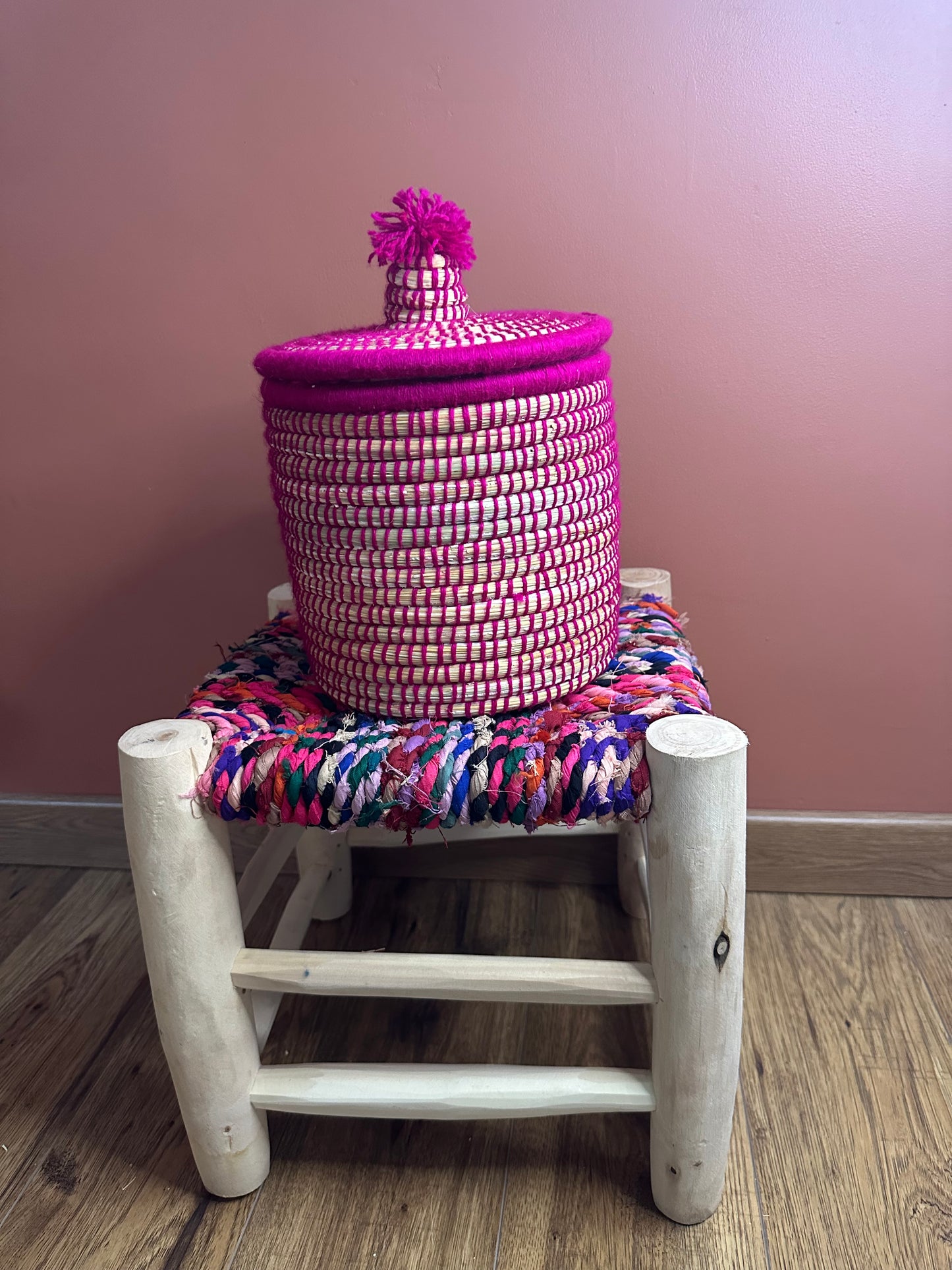 Petit Panier Berbère Coloré – Jonc et Laine Artisanale – Fait Main à Marrakech
